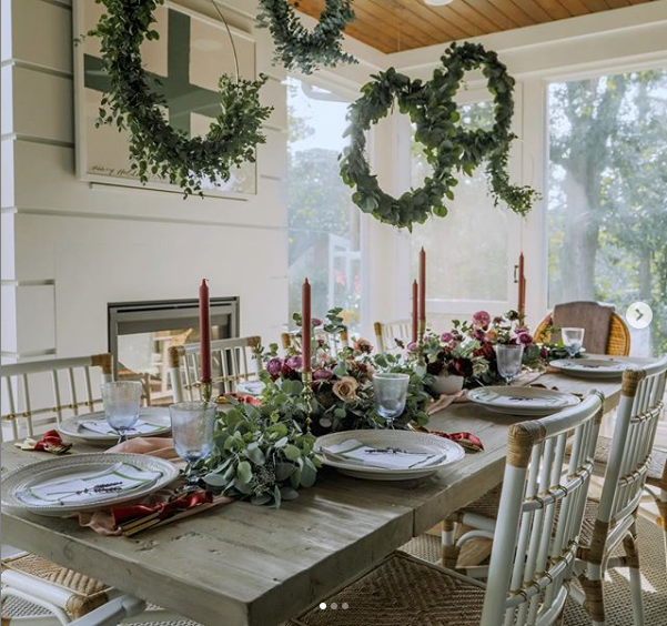 Juliska-metallic-table-setting-holiday-Capucine-Gooding-holiday-entertaining-wreaths
